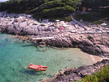 Una delle spiaggette più belle alle Isole Tremiti. (Giorgio e Mirella)